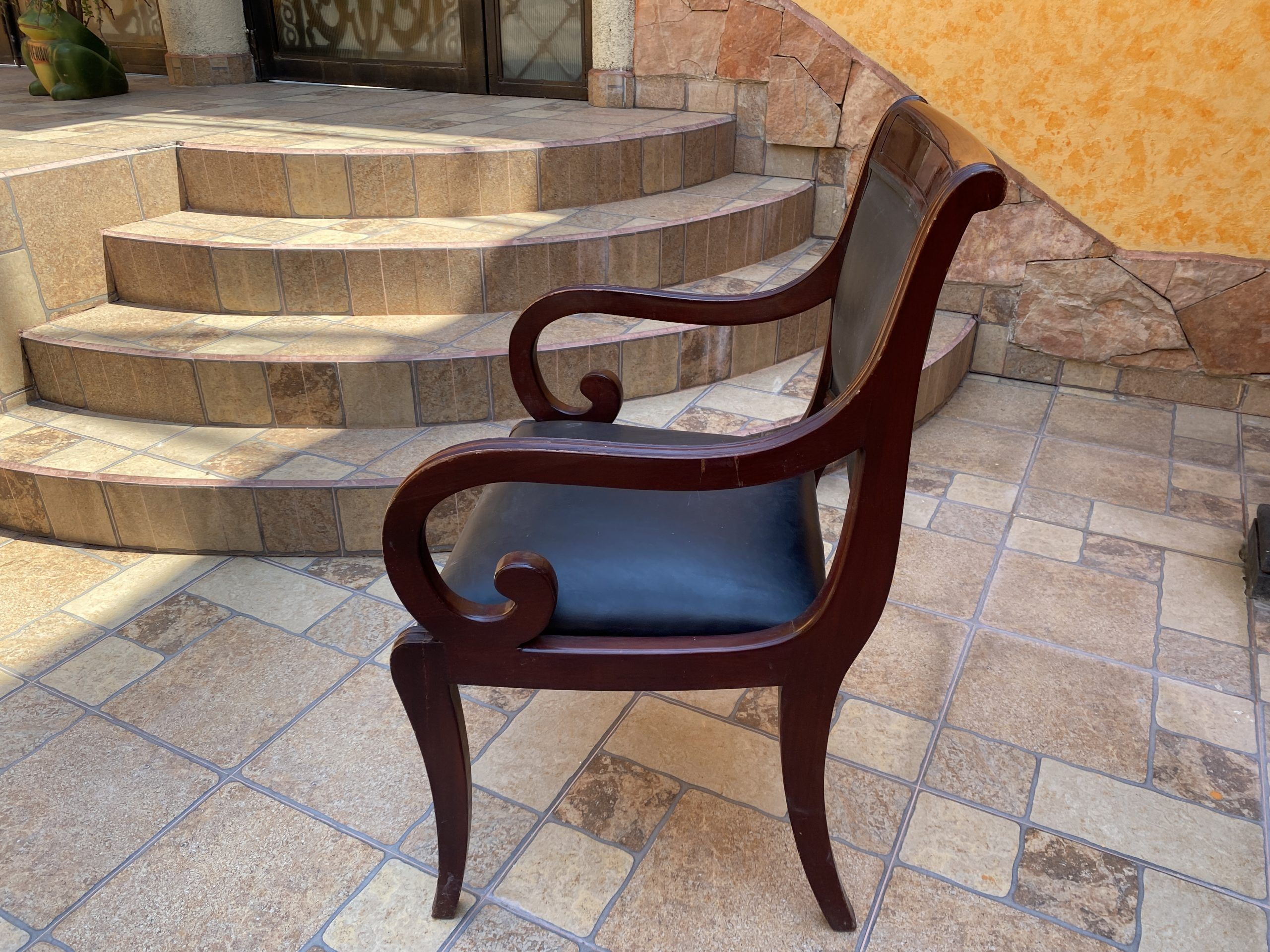 Lote 008 - 3 Sillas con 4 patas, descansa brazos, asiento y respaldo tipo piel color negro - Imagen 4