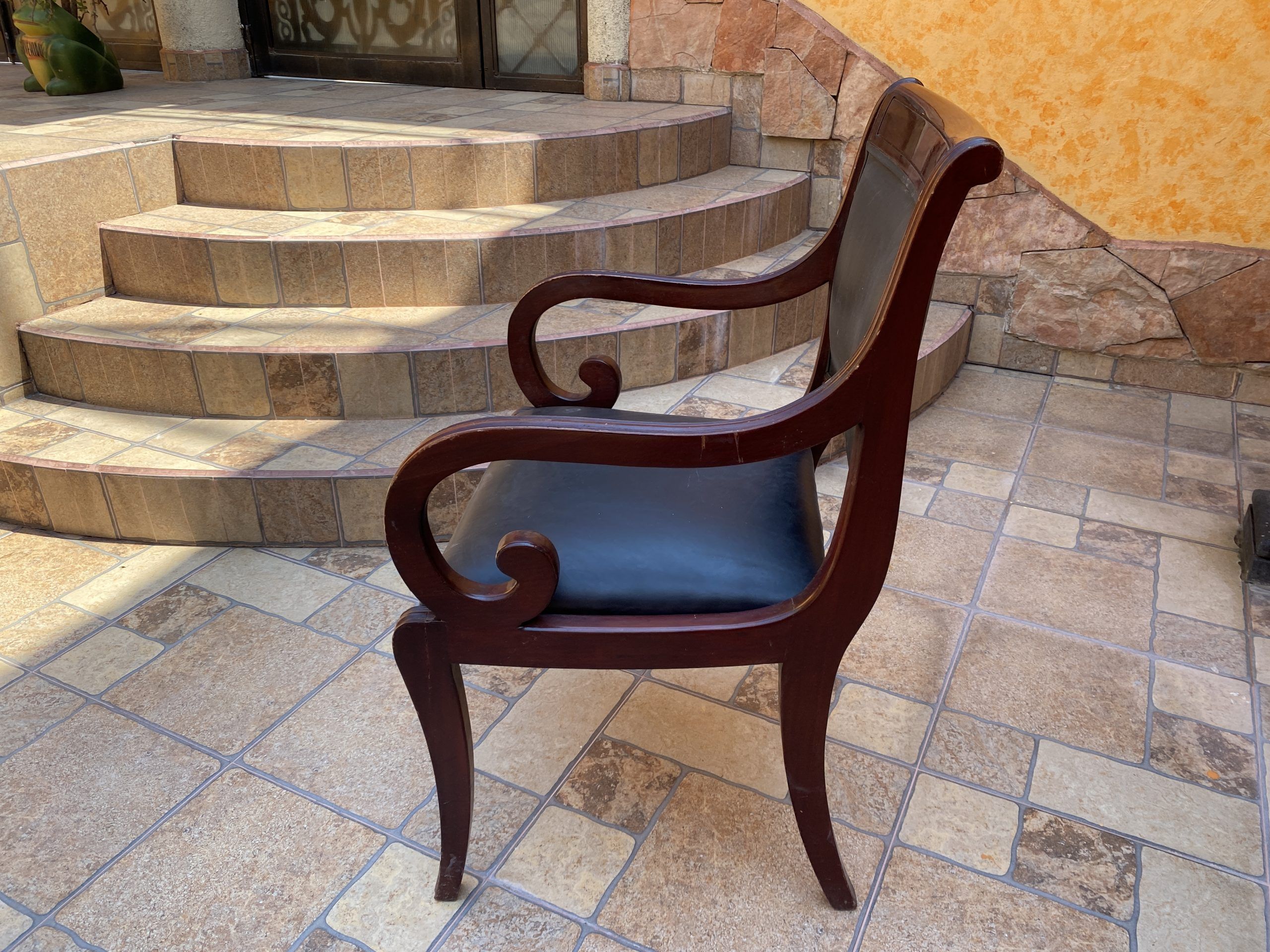Lote 008 - 3 Sillas con 4 patas, descansa brazos, asiento y respaldo tipo piel color negro - Imagen 5