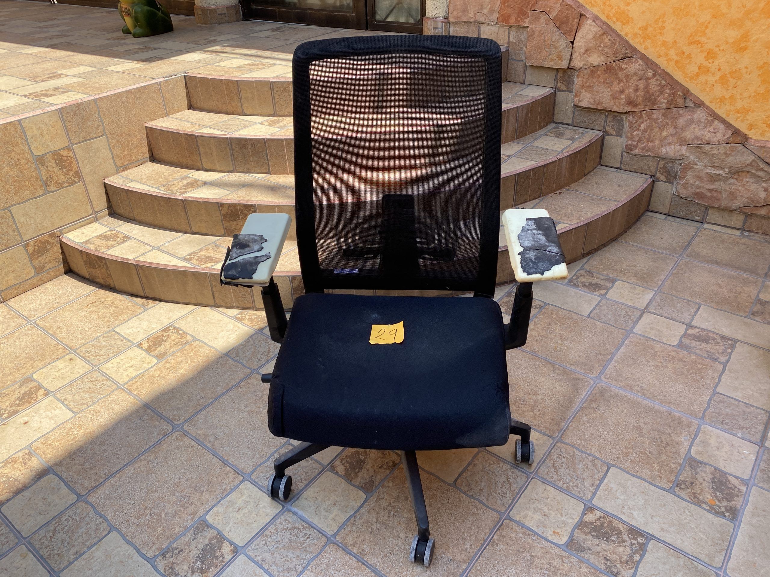 Lote 009 - 2 Sillas operativas con ruedas, descansa brazos, asiento y respaldo en tela color negro