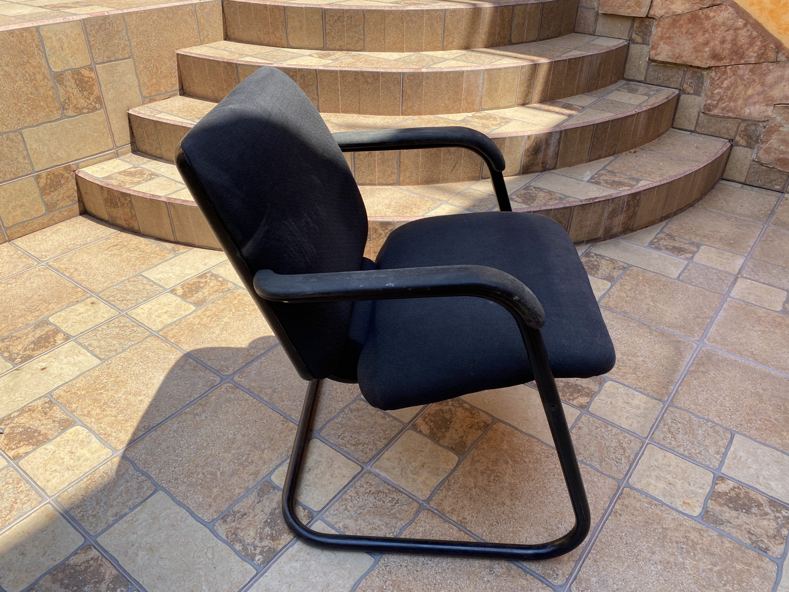 Lote 005 - 2 Sillas de visita tipo trineo con descansa brazos, asiento y respaldo en tela color negro - Imagen 4