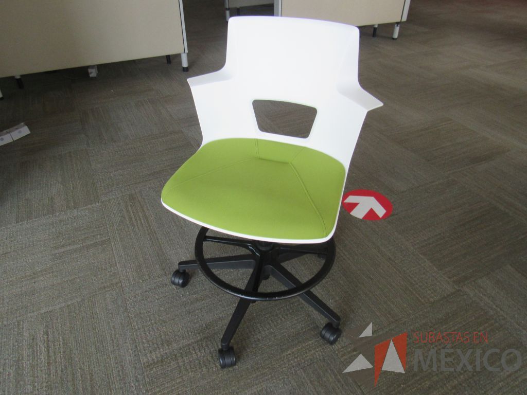 Lote 020 - Silla alta con descansa pies, ruedas, asiento y respaldo liso color blanco y cojín color verde - Imagen 2