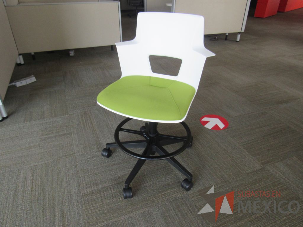 Lote 020 - Silla alta con descansa pies, ruedas, asiento y respaldo liso color blanco y cojín color verde