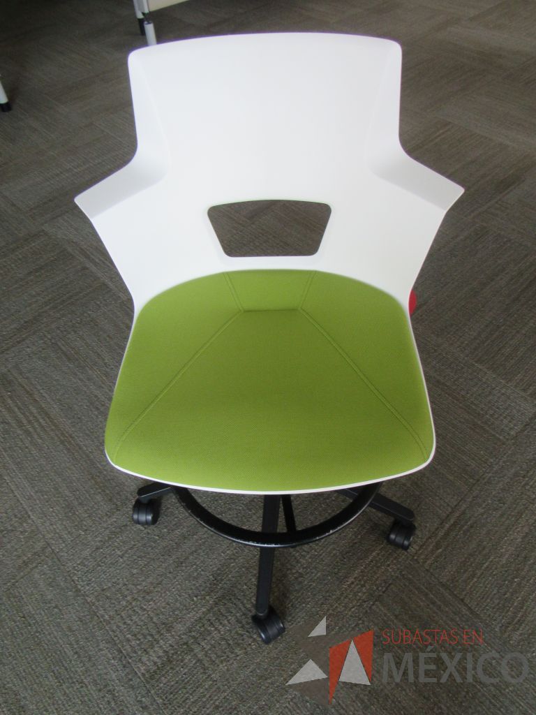 Lote 020 - Silla alta con descansa pies, ruedas, asiento y respaldo liso color blanco y cojín color verde - Imagen 3