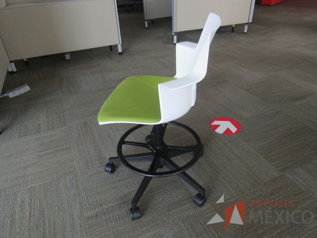 Lote 020 - Silla alta con descansa pies, ruedas, asiento y respaldo liso color blanco y cojín color verde - Imagen 4