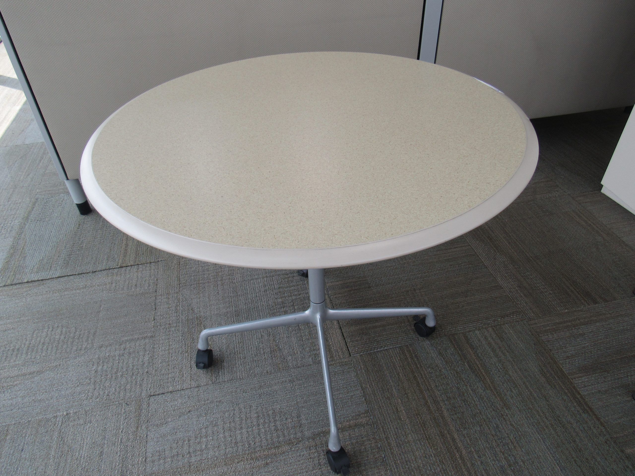 Lote 028 - Mesa de trabajo con base metálica con ruedas y cubierta color beige - Imagen 4