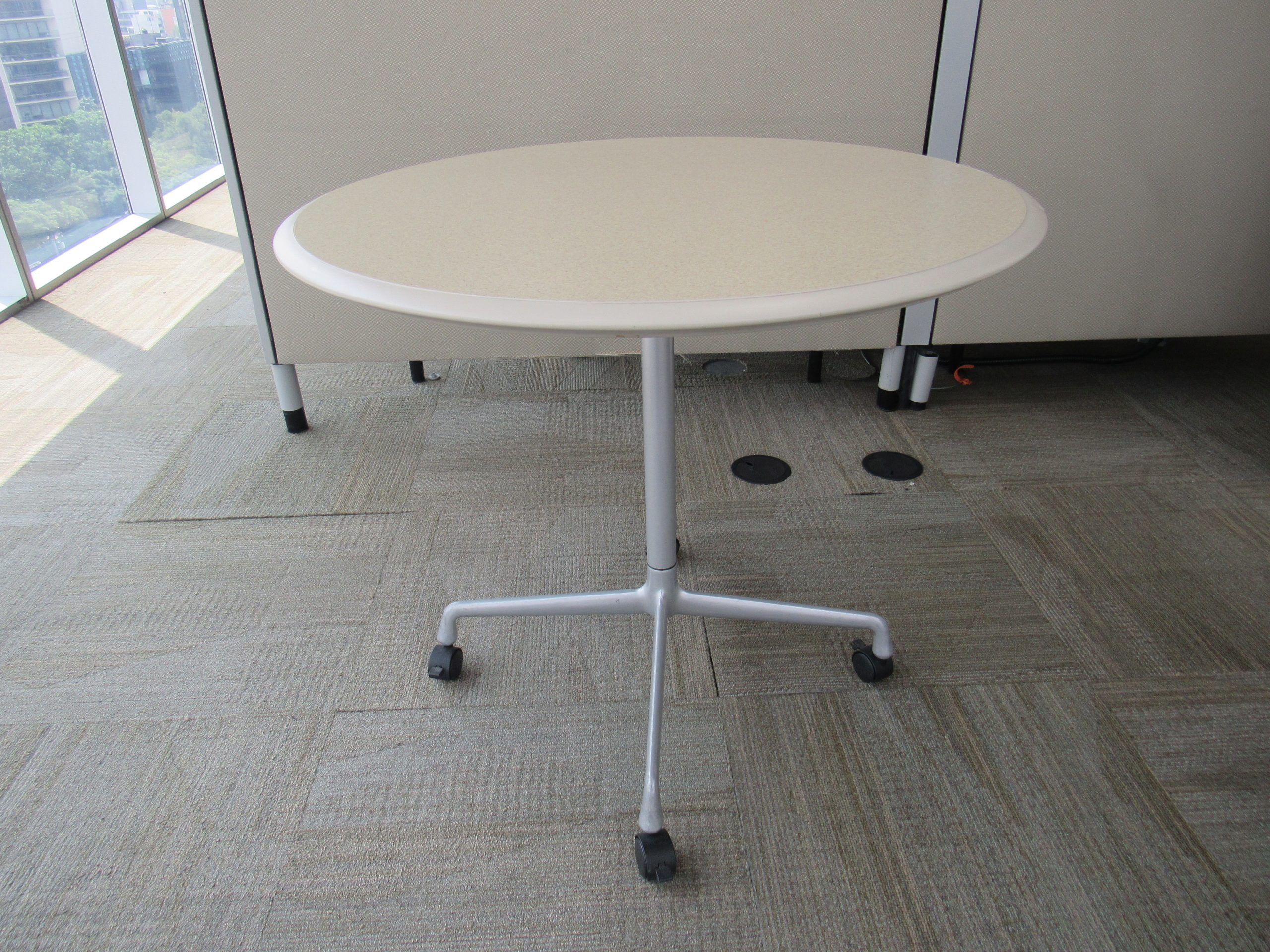 Lote 028 - Mesa de trabajo con base metálica con ruedas y cubierta color beige - Imagen 3