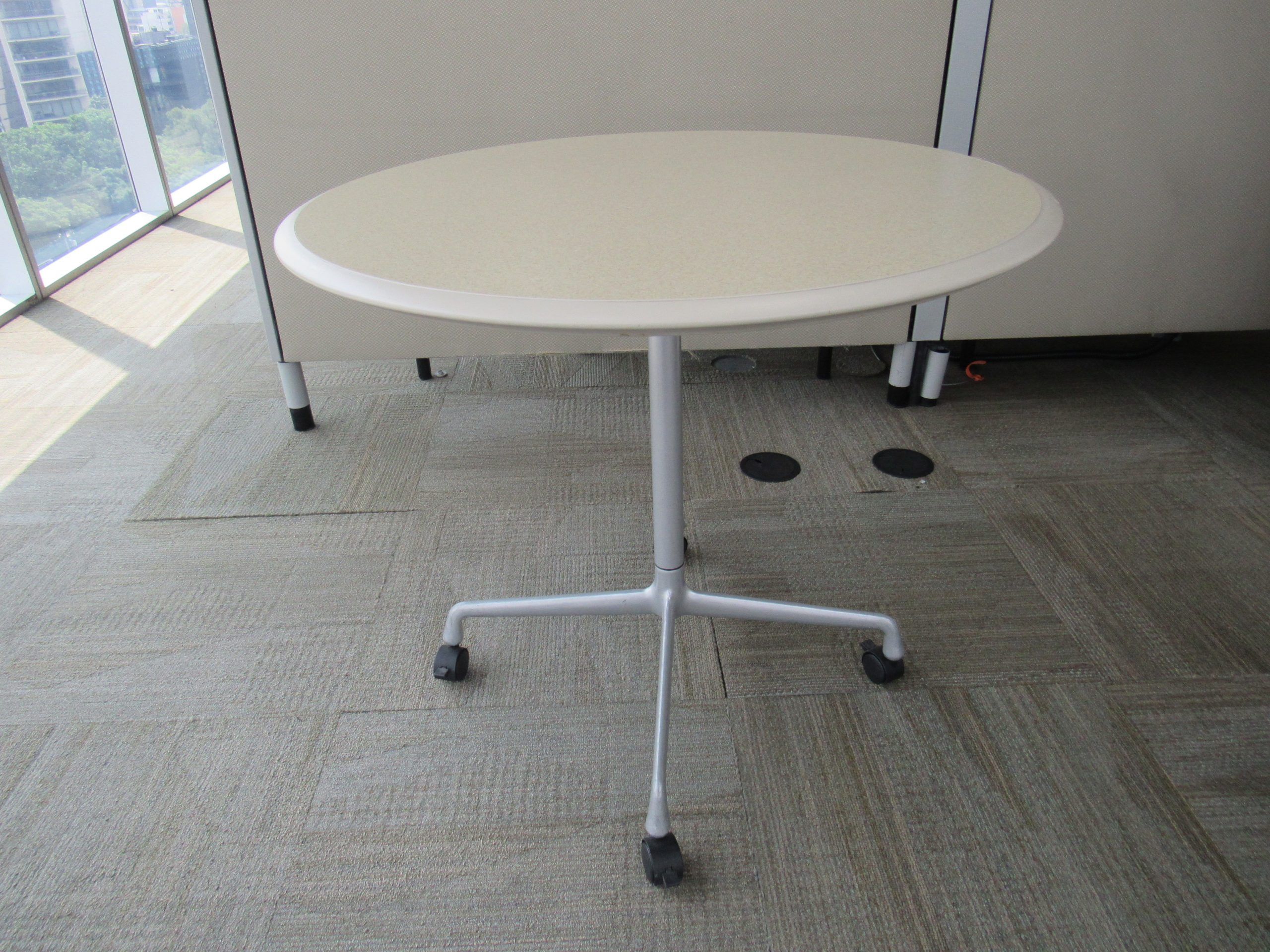 Lote 028 - Mesa de trabajo con base metálica con ruedas y cubierta color beige - Imagen 2