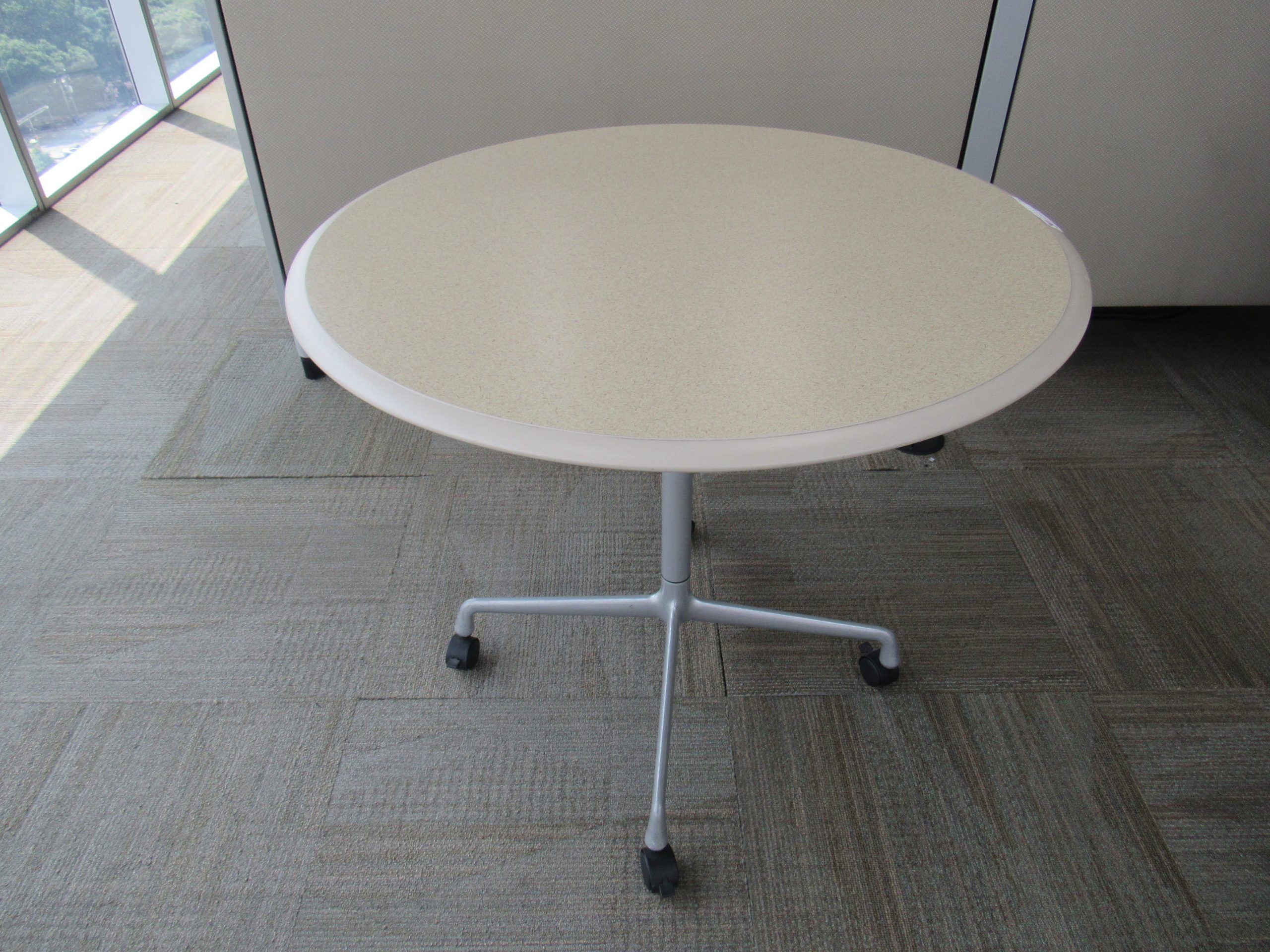 Lote 028 - Mesa de trabajo con base metálica con ruedas y cubierta color beige