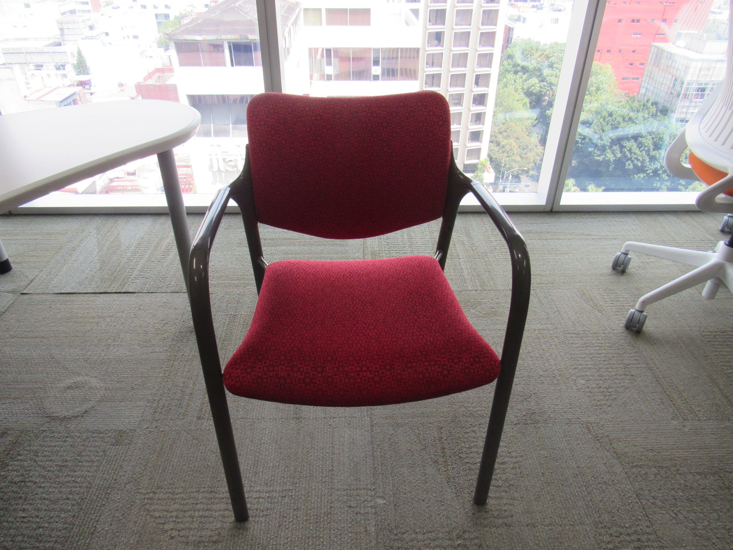 Lote 040 - Silla de visita con 4 patas metálicas con asiento y respaldo en tela color rojo - Imagen 4