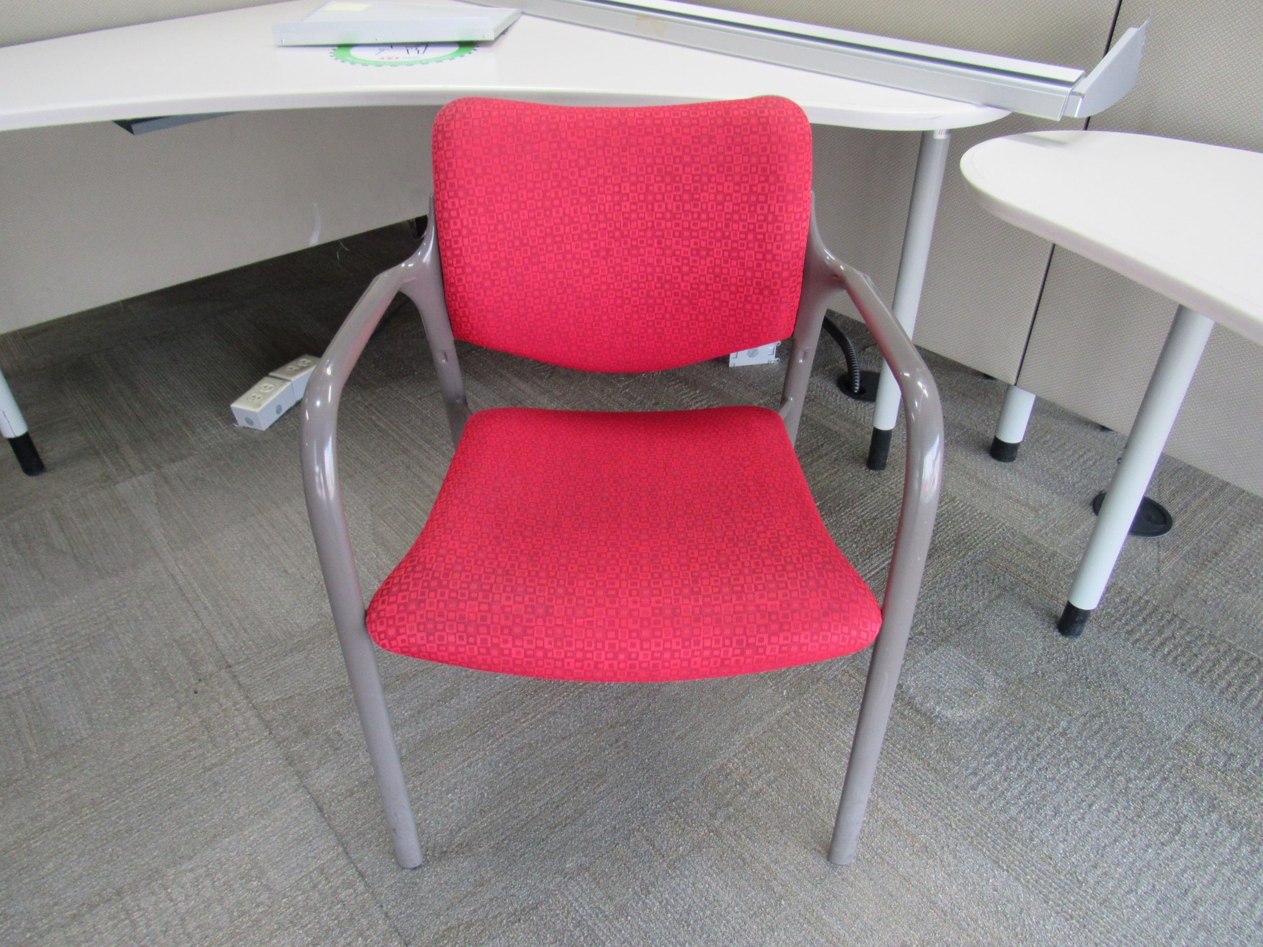 Lote 040 - Silla de visita con 4 patas metálicas con asiento y respaldo en tela color rojo