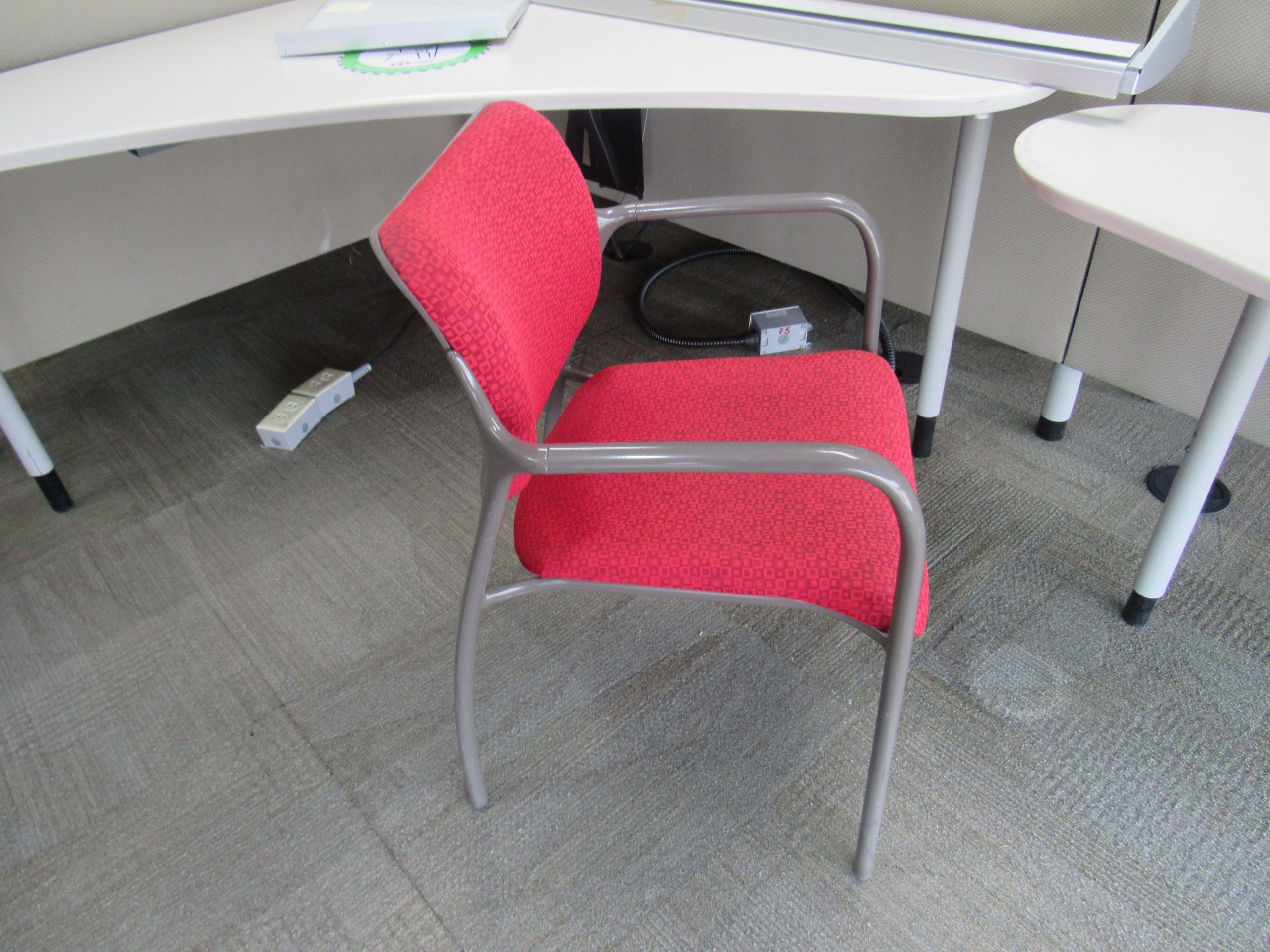 Lote 040 - Silla de visita con 4 patas metálicas con asiento y respaldo en tela color rojo - Imagen 3