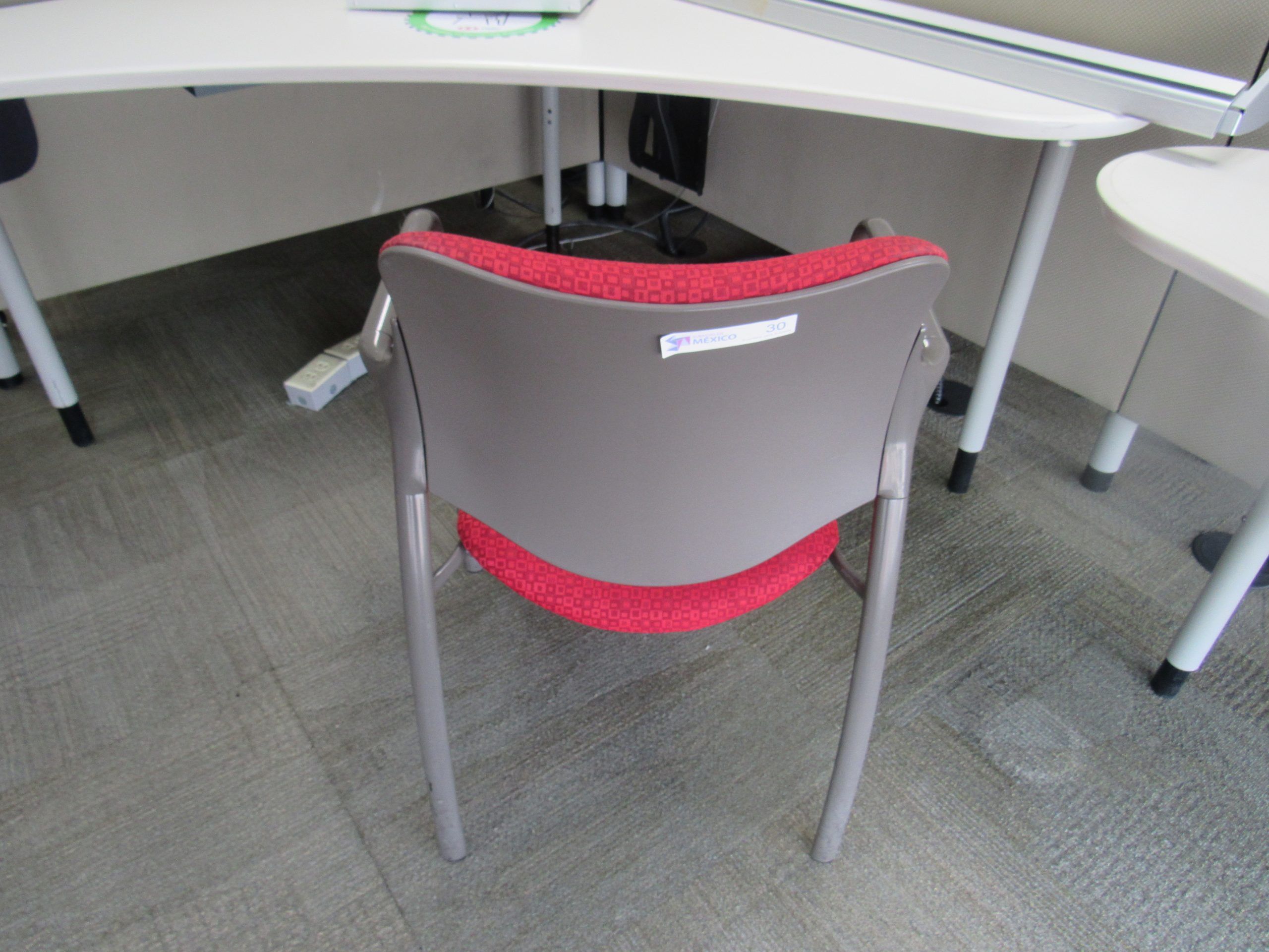 Lote 040 - Silla de visita con 4 patas metálicas con asiento y respaldo en tela color rojo - Imagen 2
