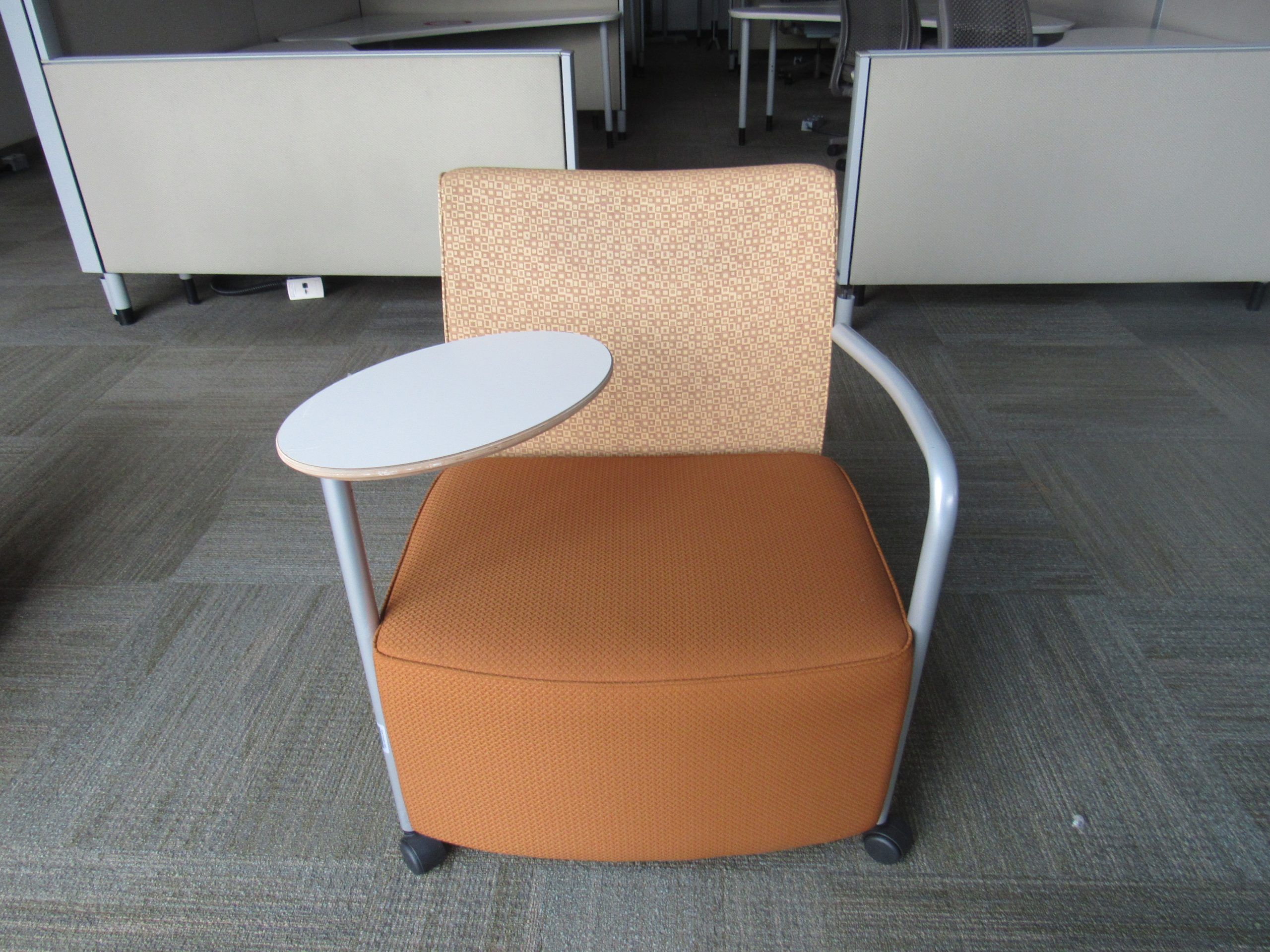 Lote 009 - Sillón de 1 plaza con paleta, 2 ruedas, descansa brazos, asiento y respaldo en tela color naranja.
