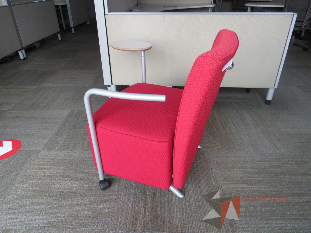 Lote 006 - Sillón de 1 plaza con paleta, 2 ruedas, descansa brazos, asiento y respaldo en tela color rojo - Imagen 2