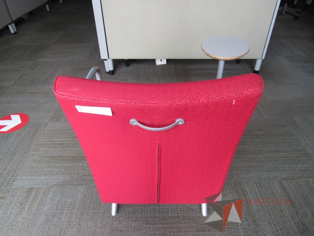 Lote 006 - Sillón de 1 plaza con paleta, 2 ruedas, descansa brazos, asiento y respaldo en tela color rojo - Imagen 4