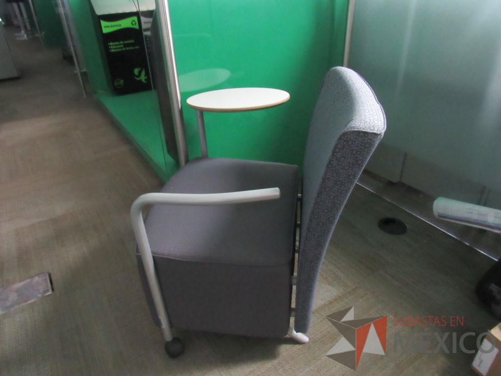 Lote 011 - Sillón de 1 plaza con paleta, 2 ruedas, descansa brazos, asiento y respaldo en tela color gris. - Imagen 2