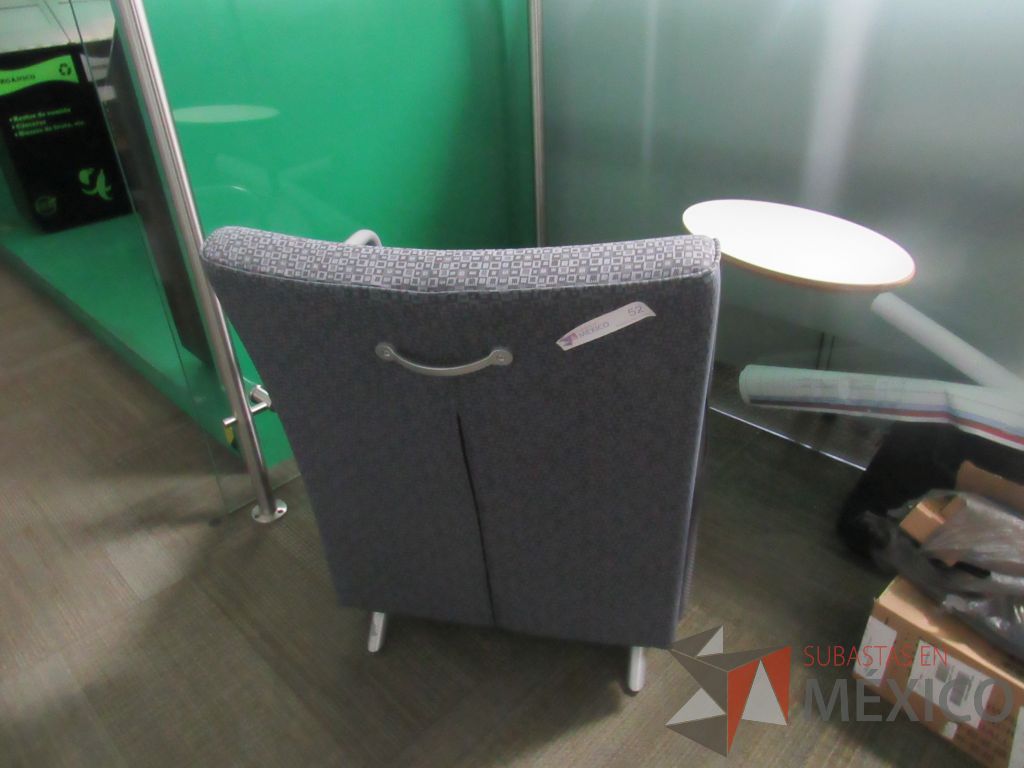 Lote 011 - Sillón de 1 plaza con paleta, 2 ruedas, descansa brazos, asiento y respaldo en tela color gris. - Imagen 4