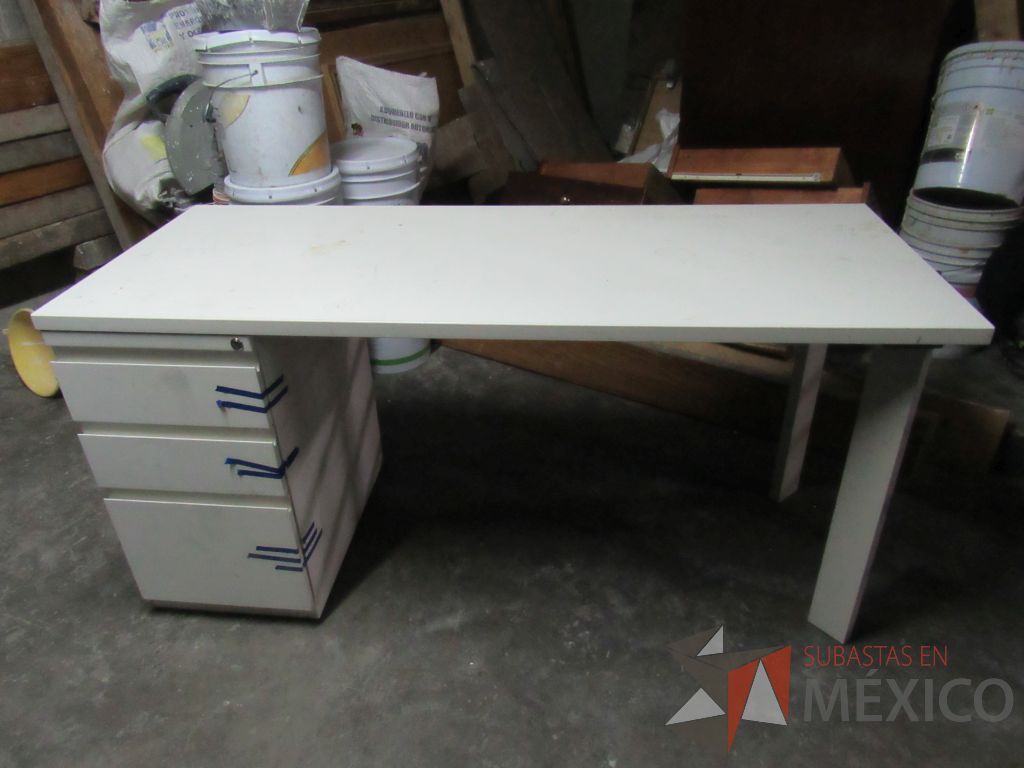 Lote 039 - Escritorio con archivero de pedestal de 3 cajones y cubierta color madera - Imagen 2