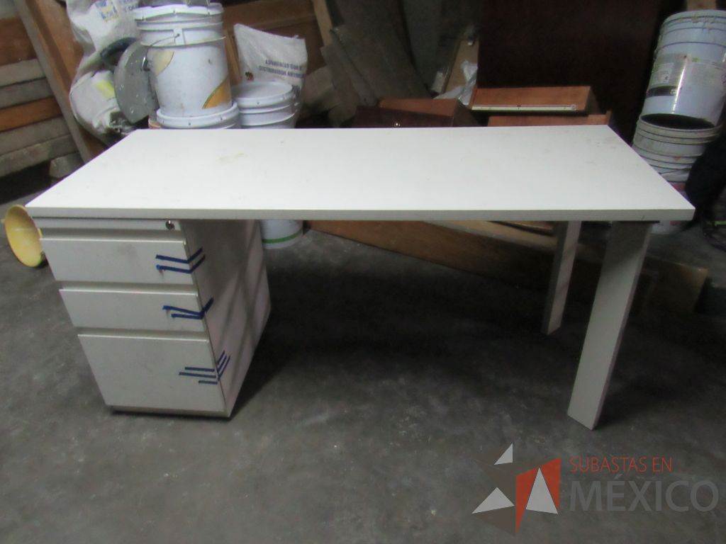 Lote 039 - Escritorio con archivero de pedestal de 3 cajones y cubierta color madera