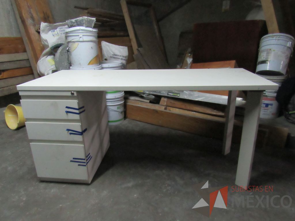 Lote 039 - Escritorio con archivero de pedestal de 3 cajones y cubierta color madera - Imagen 3
