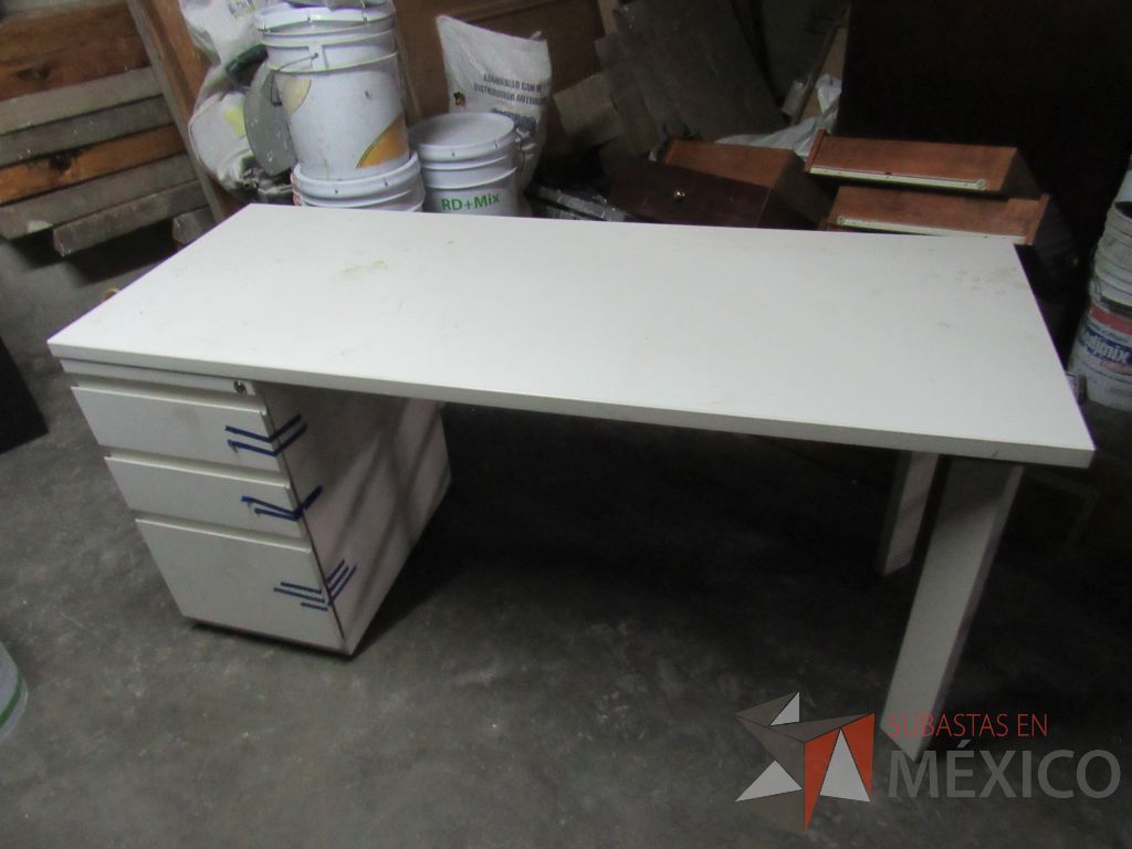 Lote 039 - Escritorio con archivero de pedestal de 3 cajones y cubierta color madera - Imagen 4