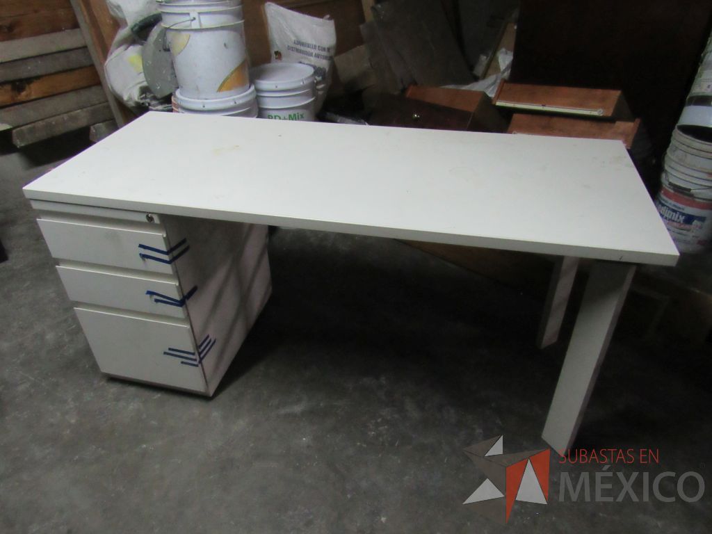 Lote 039 - Escritorio con archivero de pedestal de 3 cajones y cubierta color madera - Imagen 7