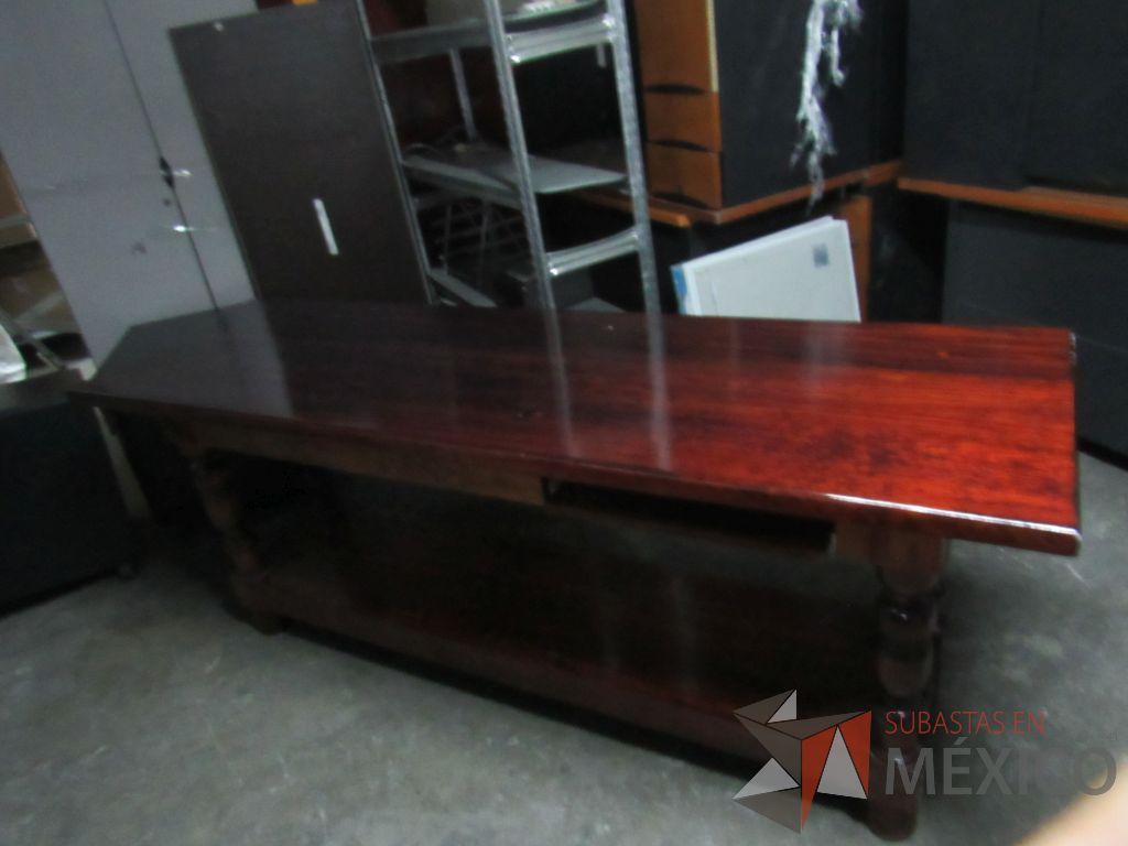 Lote 004 - Mesa de trabajo de madera con entrepaño color vino - Imagen 2