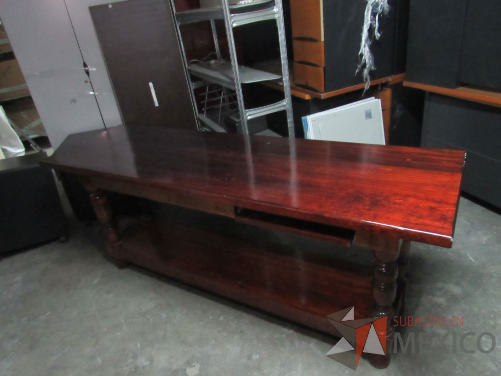 Lote 004 - Mesa de trabajo de madera con entrepaño color vino - Imagen 3