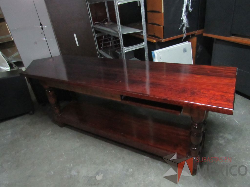 Lote 004 - Mesa de trabajo de madera con entrepaño color vino - Imagen 4