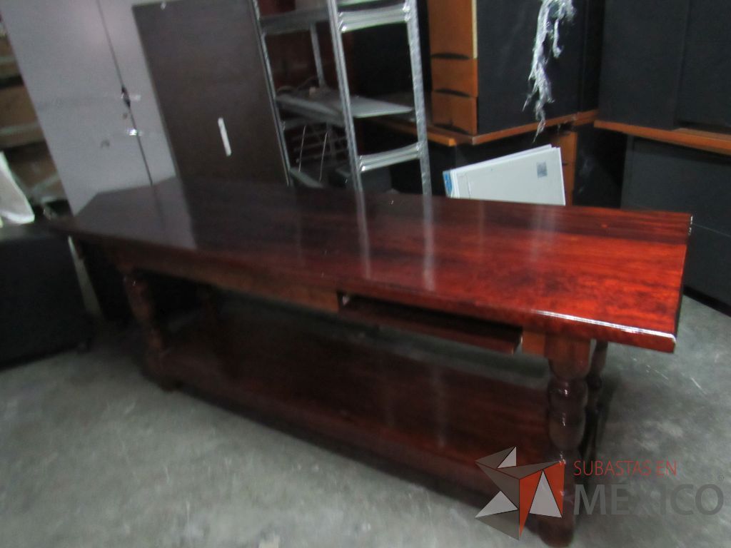 Lote 004 - Mesa de trabajo de madera con entrepaño color vino - Imagen 5