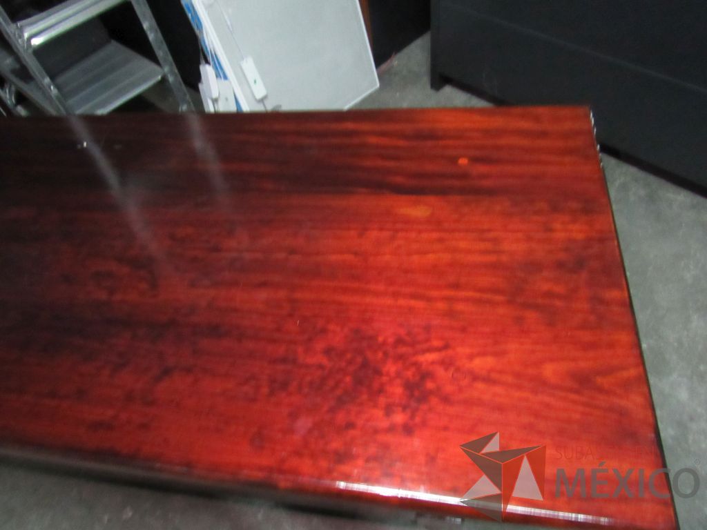 Lote 004 - Mesa de trabajo de madera con entrepaño color vino - Imagen 7