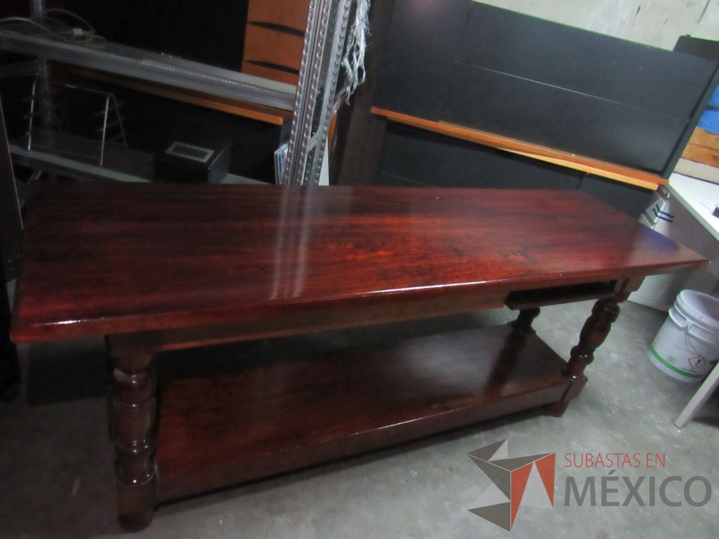 Lote 004 - Mesa de trabajo de madera con entrepaño color vino - Imagen 9