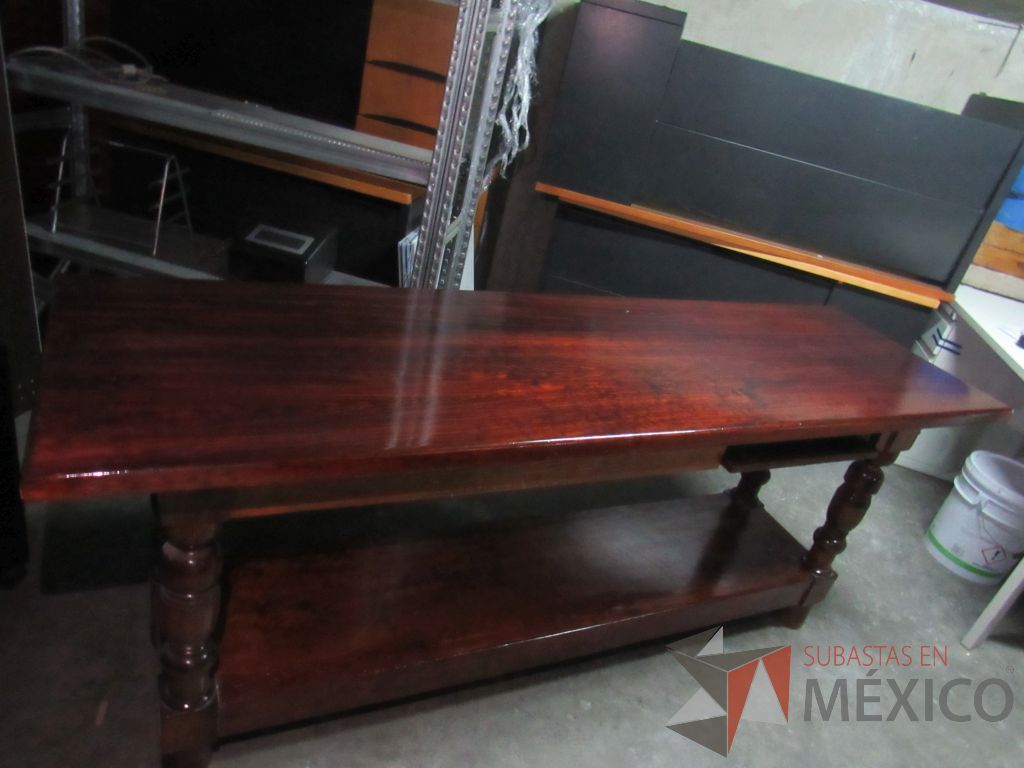 Lote 004 - Mesa de trabajo de madera con entrepaño color vino - Imagen 10