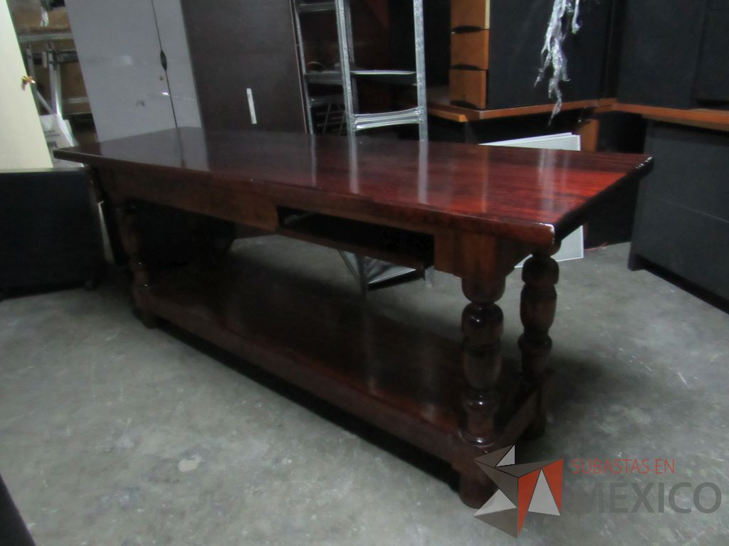 Lote 004 - Mesa de trabajo de madera con entrepaño color vino - Imagen 11