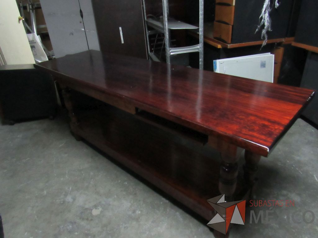 Lote 004 - Mesa de trabajo de madera con entrepaño color vino - Imagen 12