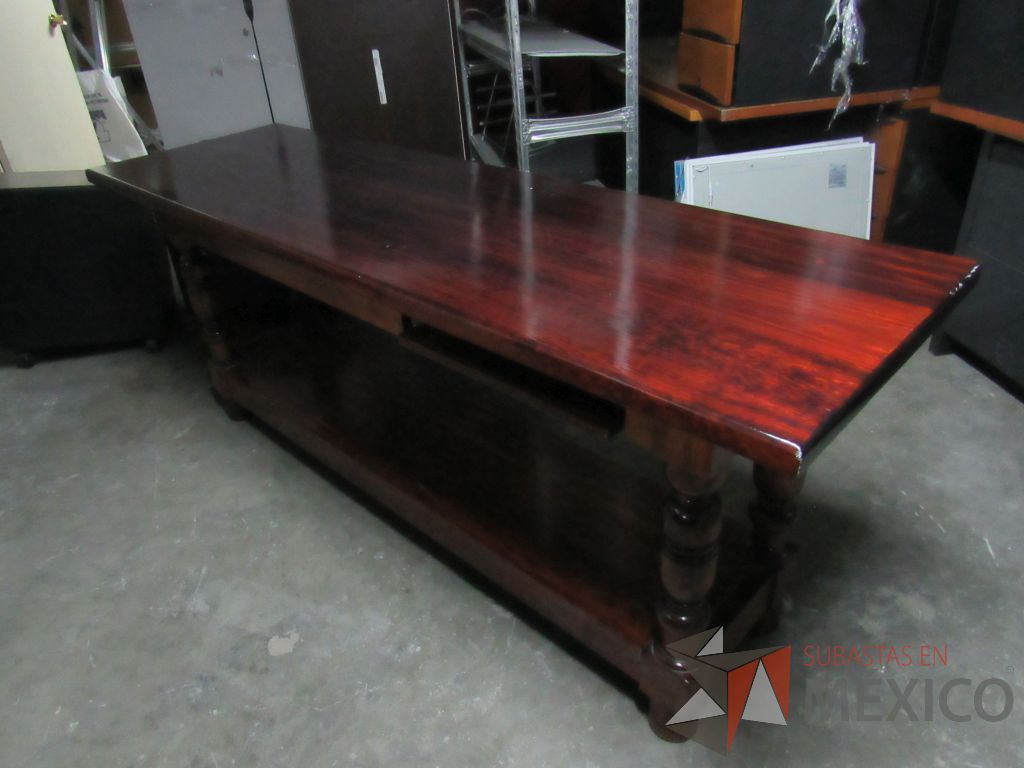 Lote 004 - Mesa de trabajo de madera con entrepaño color vino