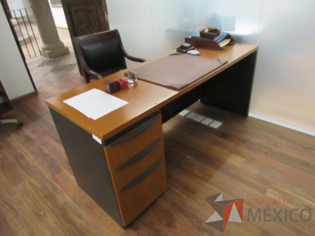 Lote 004 - Escritorio con archivero de pedestal de 3 cajones y cubierta color madera