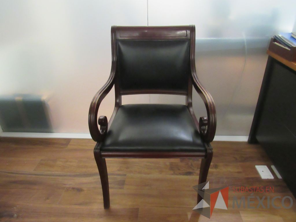Lote 034 - Silla de visita con 4 patas, asiento y respaldo tipo piel color negro