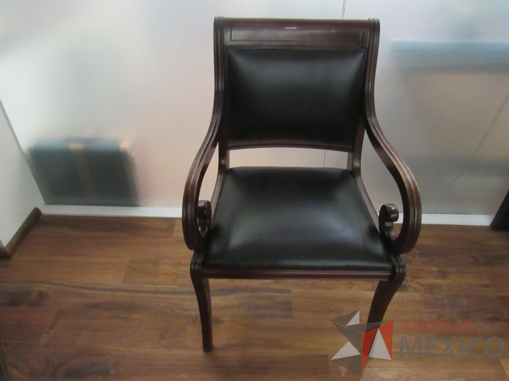 Lote 034 - Silla de visita con 4 patas, asiento y respaldo tipo piel color negro - Imagen 2