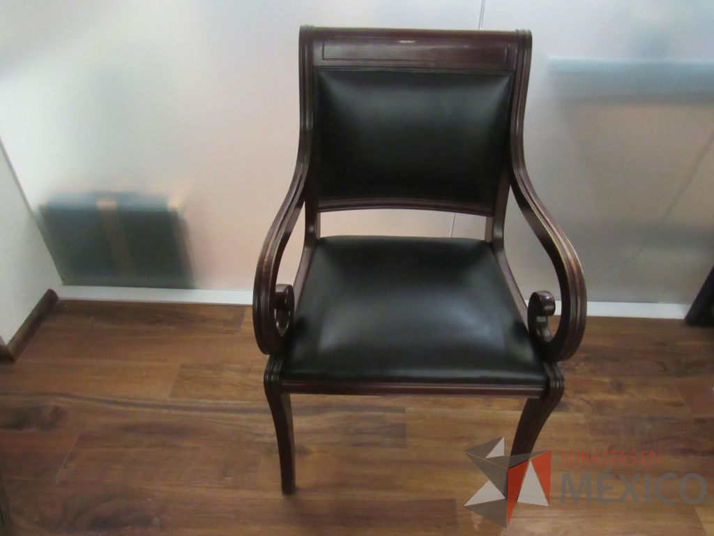 Lote 034 - Silla de visita con 4 patas, asiento y respaldo tipo piel color negro - Imagen 3
