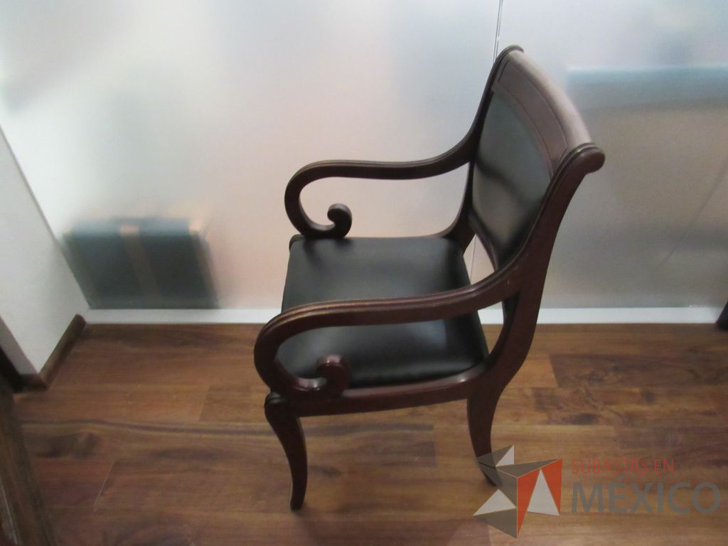 Lote 034 - Silla de visita con 4 patas, asiento y respaldo tipo piel color negro - Imagen 4