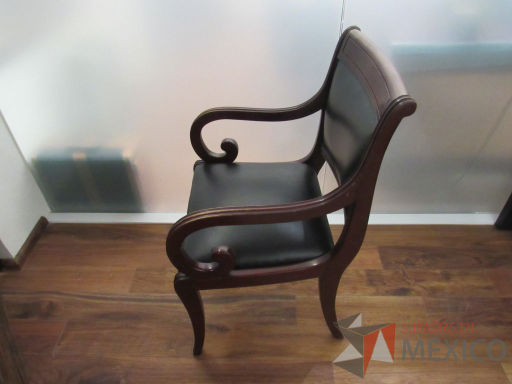 Lote 034 - Silla de visita con 4 patas, asiento y respaldo tipo piel color negro - Imagen 5
