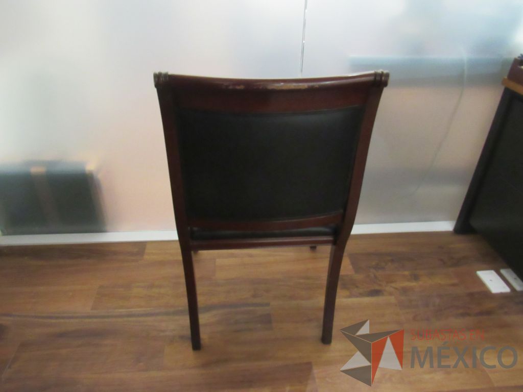 Lote 034 - Silla de visita con 4 patas, asiento y respaldo tipo piel color negro - Imagen 6