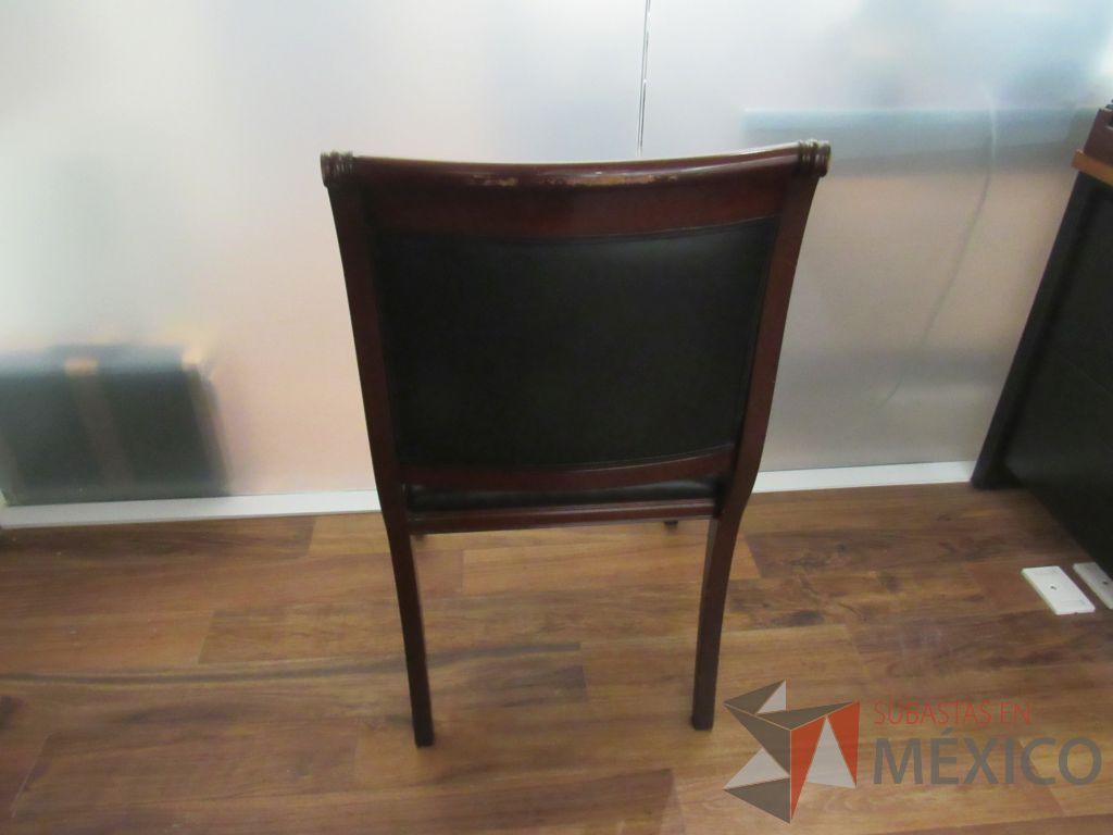 Lote 034 - Silla de visita con 4 patas, asiento y respaldo tipo piel color negro - Imagen 7