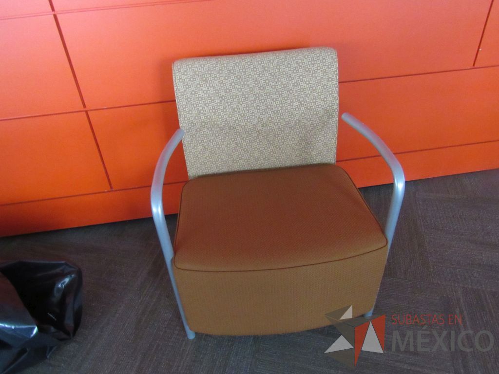 Lote 008 - Sillón de 1 plaza con descansa brazos metálicos, asiento y respaldo en tela color naranja. - Imagen 2