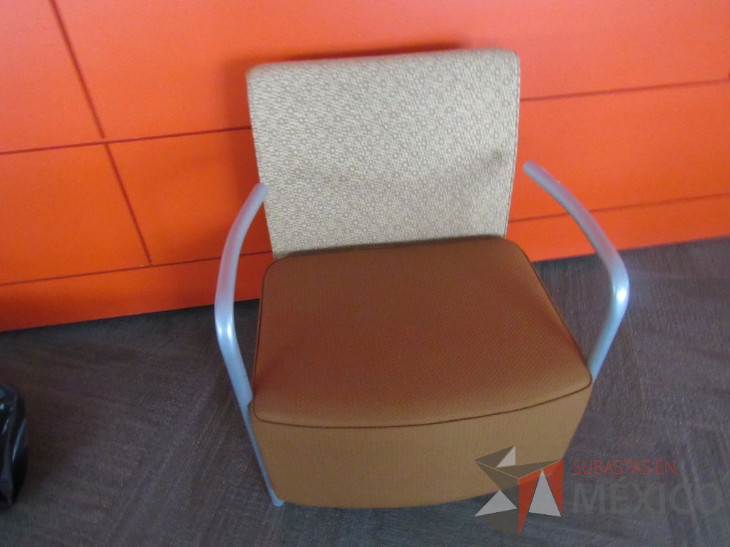 Lote 008 - Sillón de 1 plaza con descansa brazos metálicos, asiento y respaldo en tela color naranja.