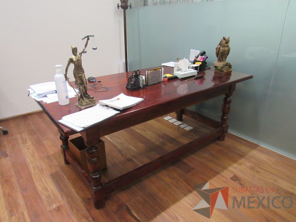Lote 013 - Mesa de trabajo con 4 patas de madera color vino - Imagen 2