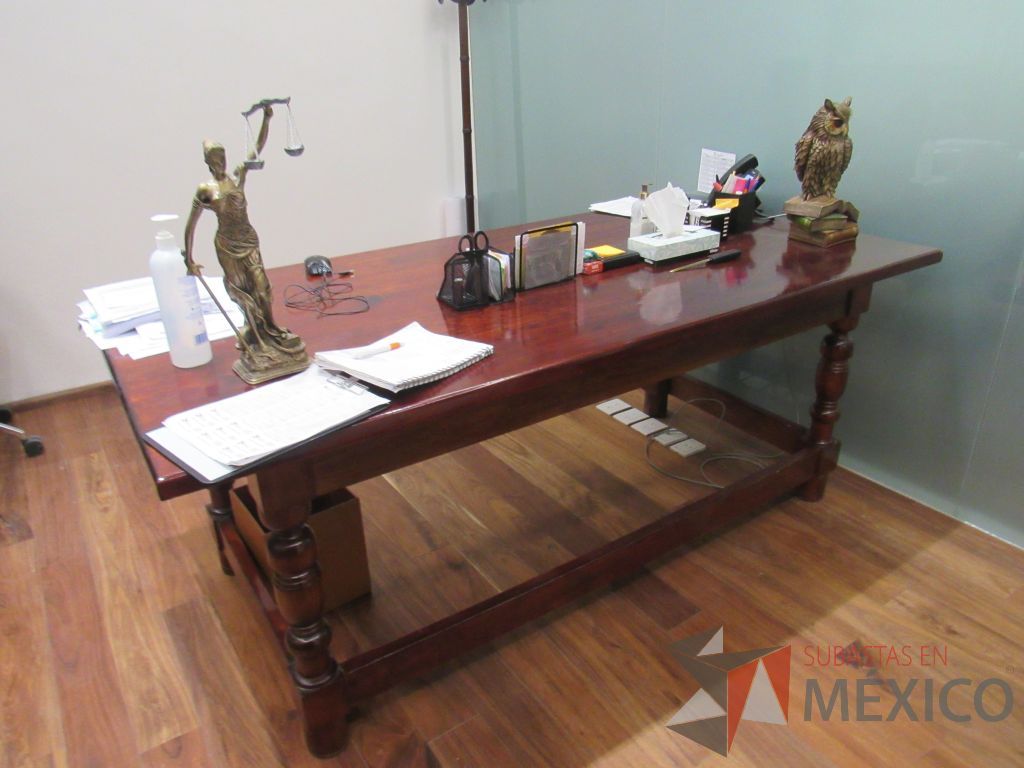 Lote 013 - Mesa de trabajo con 4 patas de madera color vino - Imagen 3