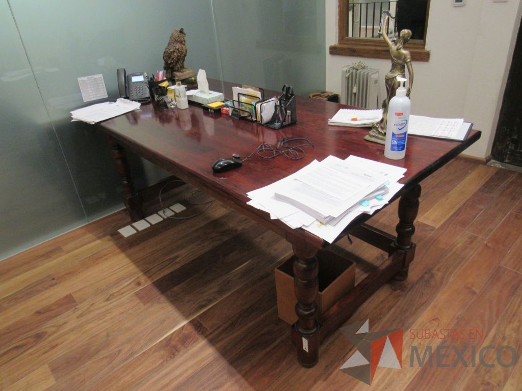 Lote 013 - Mesa de trabajo con 4 patas de madera color vino - Imagen 4