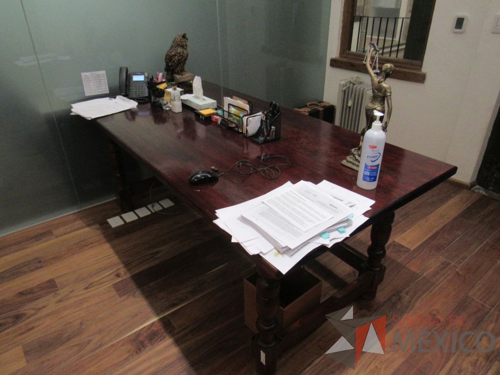 Lote 013 - Mesa de trabajo con 4 patas de madera color vino - Imagen 9